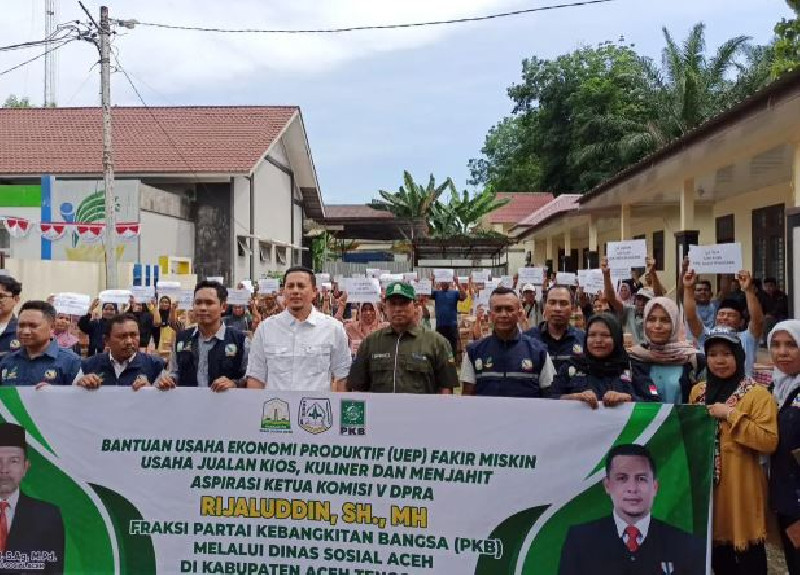 Ketua Komisi V DPRA Salurkan Bantuan UEP kepada 68 Warga Miskin di Agara