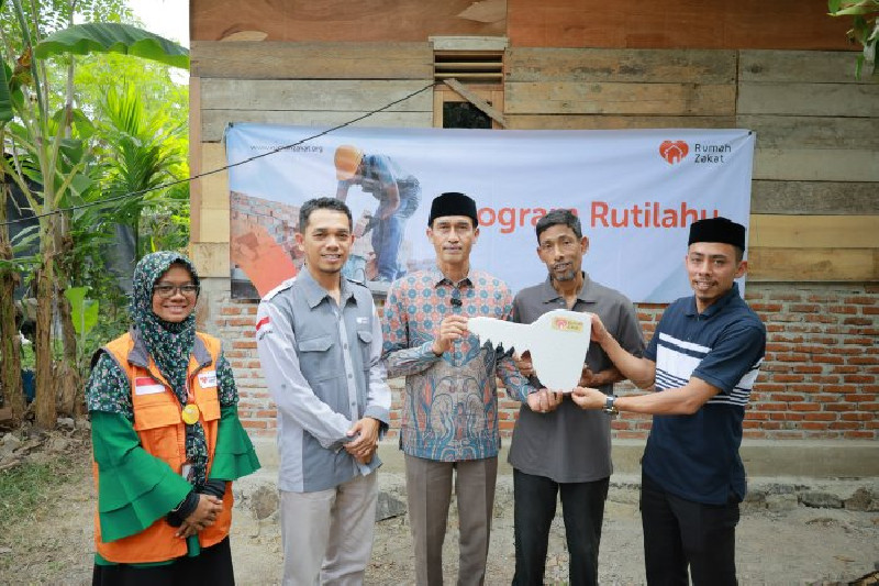 Kepala BMK Aceh Besar Serahkan Kunci Rumah Layak Huni Bantuan Rumah Zakat Aceh