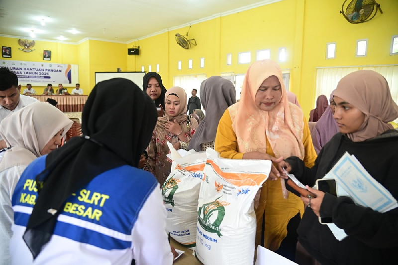 Pemkab Aceh Besar Salurkan Bantuan Pangan Beras