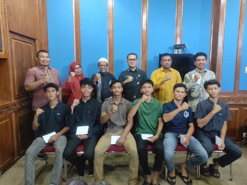 Pemkab Aceh Jaya Lepas Keberangkatan Enam Penerima Beasiswa Aceh Carong 2025