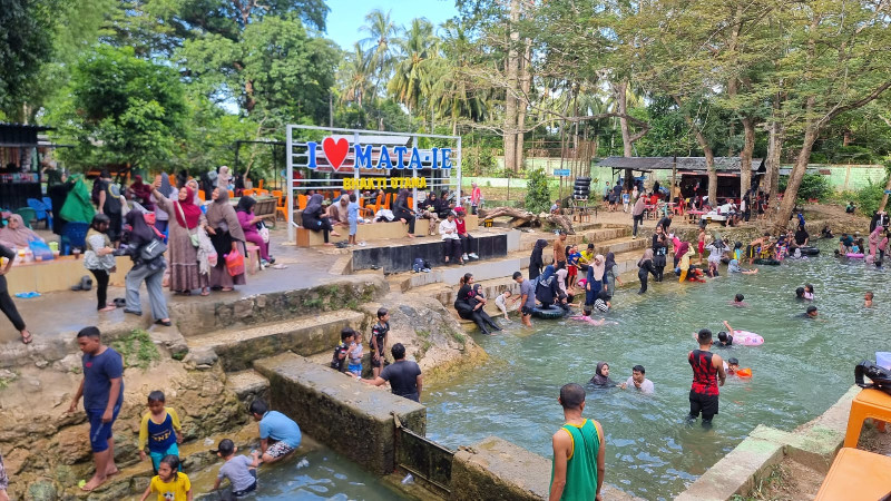 Rayakan Kemerdekaan, Warga Padati Kolam Mata Ie Aceh Besar
