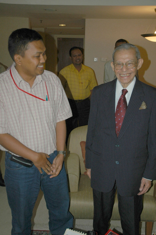 Murizal Hamzah: Dari Dentum Senjata ke Tinta Perdamaian