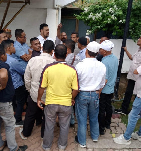 Mobil Kadis Perkim Aceh Dihadang Massa, Desak Pembebasan Dua Rekan yang Ditahan Polda