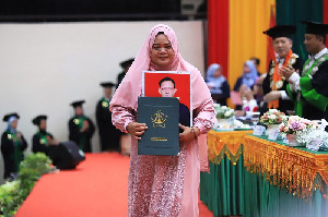 Kisah Haru Nurul, Potret Perjuangan Kakak  Menjemput Ijazah Sang Adik
