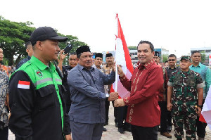 Pemko Lhokseumawe Kukuhkan Bahasa Aceh dan Bagi Bendera Sambut HUT RI ke-80