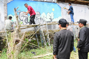 Lomba Mural di Lapangan Musara Alun