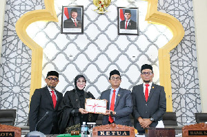 Walikota Serahkan RKUA-PPAS APBK-P Banda Aceh 2025 ke Dewan
