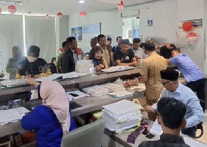 Pelayanan Cepat dan Gratis, Disdukcapil Banda Aceh Dipadati Warga Urus Berkas PPPK