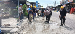 Sinergi Polsek, Socfindo, dan KNPI Tambal Jalan Berlubang di Gunung Meriah