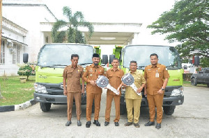 Bupati Al-Farlaky Serahkan Dua Armada Sampah untuk UPTD Julok dan Idi Rayeuk
