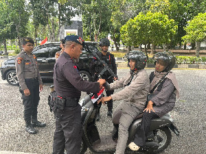 Tim Patroli Polda Aceh Pasang Bendera Merah Putih pada Kendaraan Warga