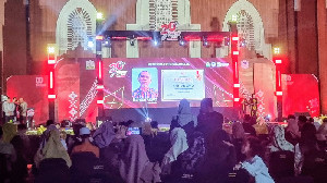 Bahtiar Gayo Terima Penghargaan Dua Dekade Perdamaian Aceh