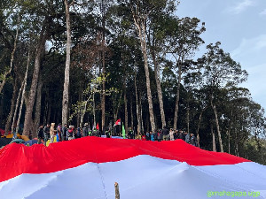 500 Pendaki Kibar Merah Putih di Bur Kelieten