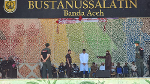 Kejari Banda Aceh Eksekusi Cambuk 10 Terpidana Jarimah di Taman Bustanussalatin