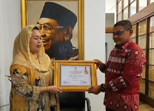 Ketua BRA Serahkan Piagam Tokoh Perdamaian Aceh Kepada Almarhum Gus Dur