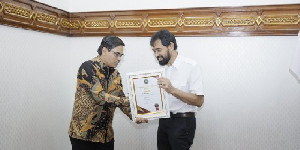 Gubernur Mualem Terima Lifetime Achievement Perdamaian dari UIN Ar-Raniry
