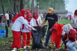PKK Nagan Raya Gelar Gotong Royong Bersihkan Pantai Naga Permai