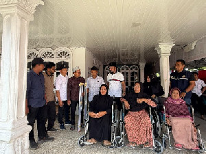 Tangis Haru Lansia Pecah Saat Bupati Aceh Timur Serahkan Kursi Roda