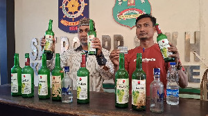 Satpol PP-WH Lhokseumawe Gerebek Kafe, Temukan Puluhan Botol Miras