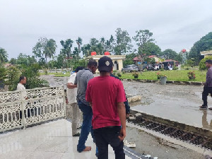 Satpol PP Amankan ODGJ yang Mengamuk di Depan Masjid Agung Abdya