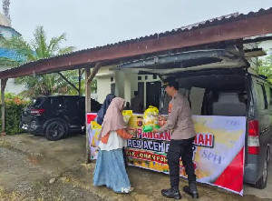Warga Serbu Beras Murah di Polsek Johan Pahlawan Aceh Barat