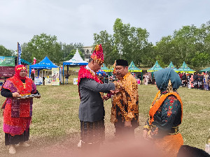 Prof Apridar Dianugerahi Penghargaan Utama Seperempat Abad Unimal: Dedikasi Membangun Kampus Dengan Hati