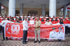 Sambut HUT ke-80 RI, Wabup Nagan Raya Serahkan Ribuan Bendera Merah Putih
