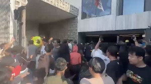 Massa Geruduk Rumah Anggota DPR Ahmad Sahroni di Priok