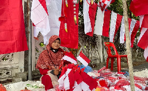 Bendera Merah Putih Mulai Diburu Warga, Omzet Pedagang di Banda Aceh Merangkak Naik