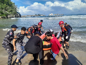 Satu Pemuda Terseret Arus di Pantai Riting Ditemukan Meninggal Dunia