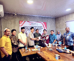 Wakil Ketua Komisi II DPR RI Zulfikar Arse Terima Souvenir Parfum Nilam Aceh