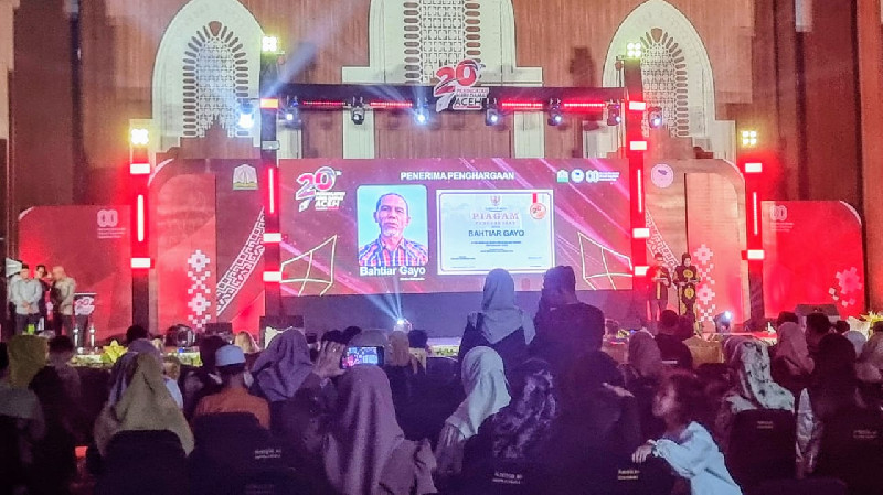 Bahtiar Gayo Terima Penghargaan Dua Dekade Perdamaian Aceh