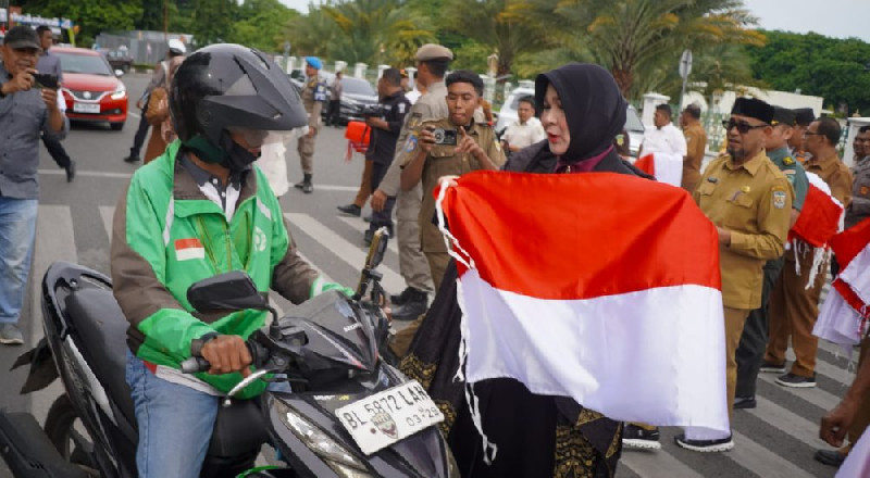 500 Bendera Merah Putih Dibagikan, Walikota Banda Aceh Ajak Warga Semarakkan Kemerdekaan