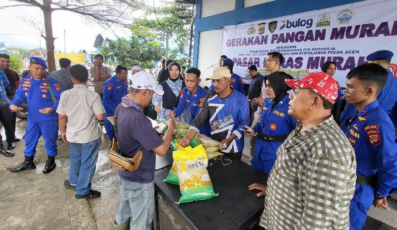 Ditpolairud Polda Aceh Salurkan 1,2 Ton Beras Murah, Ratusan Warga Serbu Pelabuhan Lampulo