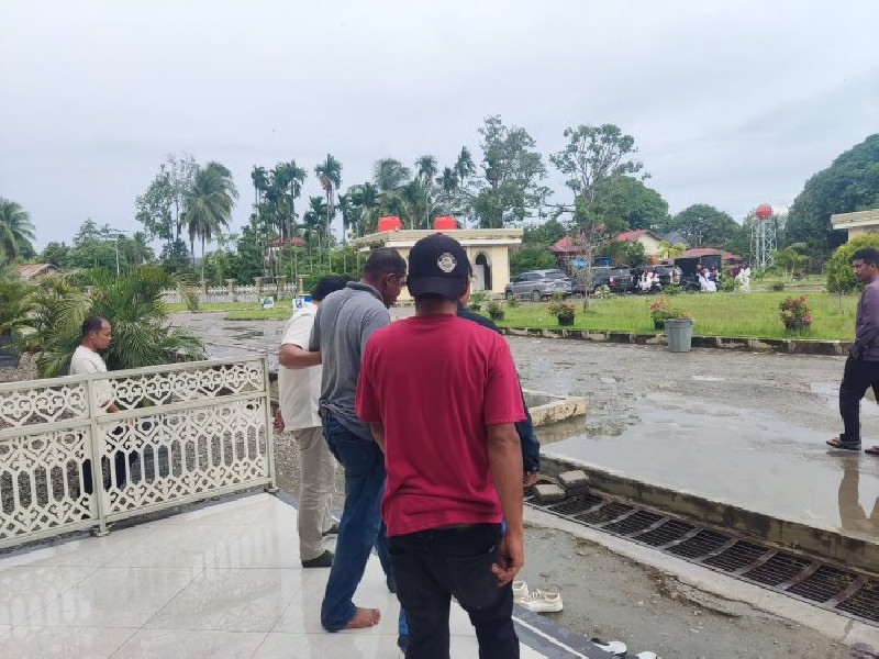Satpol PP Amankan ODGJ yang Mengamuk di Depan Masjid Agung Abdya