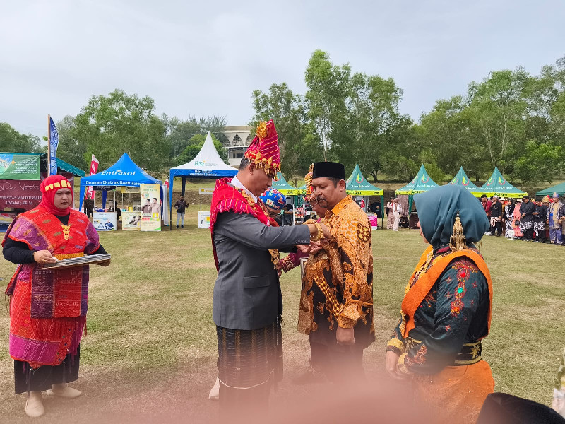 Prof Apridar Dianugerahi Penghargaan Utama Seperempat Abad Unimal: Dedikasi Membangun Kampus Dengan Hati