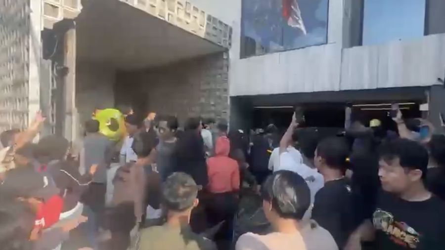 Massa Geruduk Rumah Anggota DPR Ahmad Sahroni di Priok