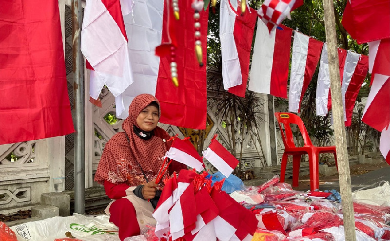 Bendera Merah Putih Mulai Diburu Warga, Omzet Pedagang di Banda Aceh Merangkak Naik