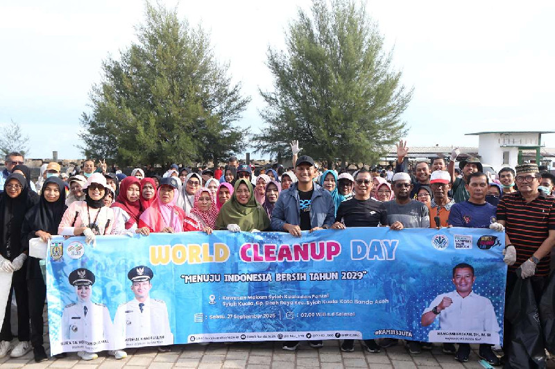 Ribuan Relawan Bersihkan Pantai Syiah Kuala Banda Aceh pada World Cleanup Day 2025