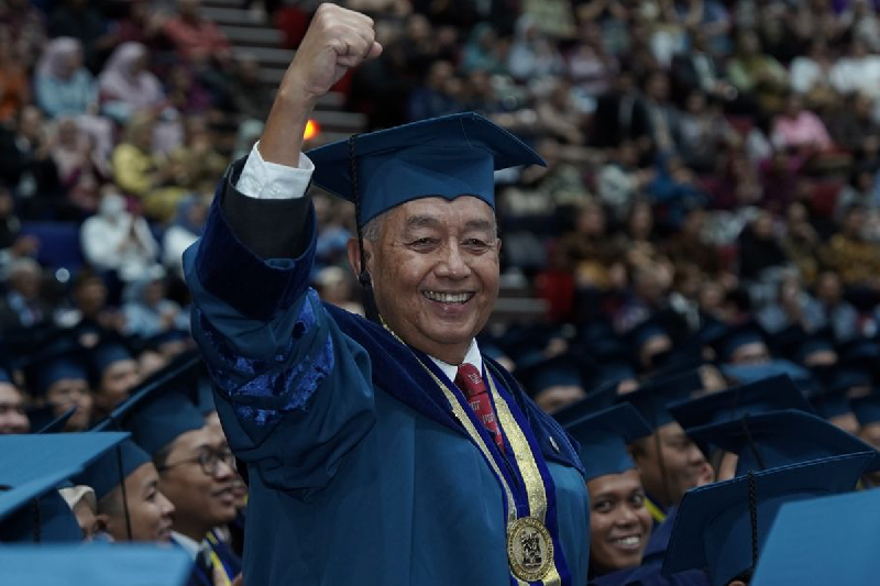 Tak Kenal Usia, Rudi Tamat S3 ITB di Umur 73 dengan 3 Gelar S2 Bergengsi