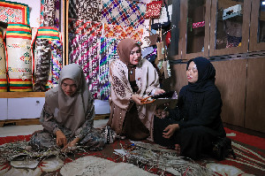Kak Ana Apresiasi Produk Kerajinan Dekranasda Aceh Timur