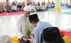 Kapolda Aceh Dipeusijuek oleh Warga Lampaseh Kota