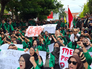 Demonstran Kepung DPRK Lhokseumawe, Toko dan SPBU Ikut Tutup