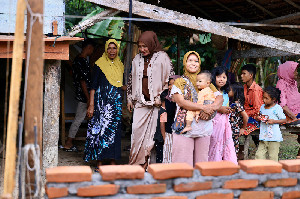 Istri Mualem Beri Santunan untuk Pelajar Aceh Utara yang Tinggal di Rumah Reyot