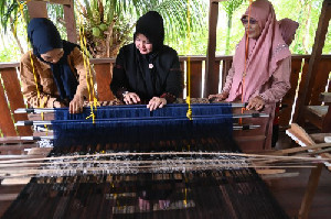 Dukung UMKM, Dekranasda Aceh Besar Kunjungi Rumah Tenun dan Beurangong Souvenir