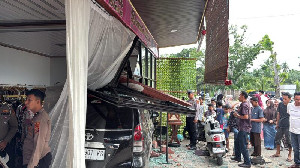Pengemudi Hilang Kendali, Avanza Seruduk Toko Butik di Lhoksukon