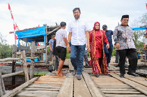 Naik Rakit, Gubernur Mualem Tinjau Akses Kuala Baru di Aceh Singkil
