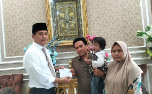 Bupati Aceh Selatan Serahkan Bantuan untuk Pasien Bocor Jantung