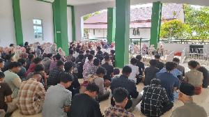 Tradisi Tahunan, Mahasiswa UNIGHA Sigli Ziarah Ambil Berkah ke Makam Syiah Kuala