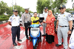 Tingkatkan Keselamatan Berkendara, Dishub Aceh Bagikan Helm SNI untuk Pengendara Motor
